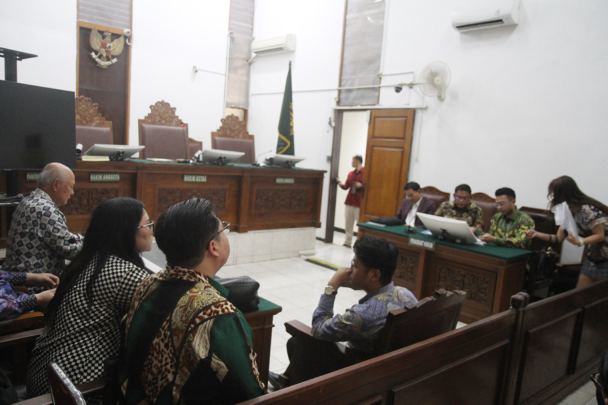 Ketua Majelis Hakim Pengadilan Negeri Jakarta Selatan Djuyamto (tengah) memimpin sidang perdana gugatan terkait keabsahan hasil musyawarah nasional luar biasa (Munaslub) Kamar Dagang dan Industri (Kadin) dengan tergugat Anindya Bakrie di Pengadilan Jakarta Selatan, Jakarta, Kamis (12/12/2024).  (BeritaNasional.com/Oke Atmaja)