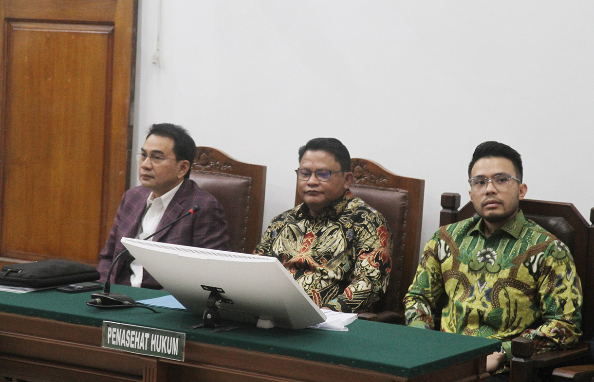 Ketua Majelis Hakim Pengadilan Negeri Jakarta Selatan Djuyamto (tengah) memimpin sidang perdana gugatan terkait keabsahan hasil musyawarah nasional luar biasa (Munaslub) Kamar Dagang dan Industri (Kadin) dengan tergugat Anindya Bakrie di Pengadilan Jakarta Selatan, Jakarta, Kamis (12/12/2024).  (BeritaNasional.com/Oke Atmaja)