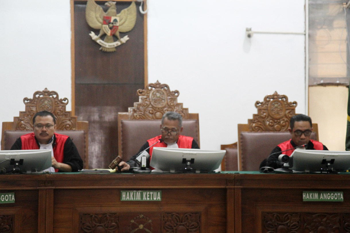 Ketua Majelis Hakim Pengadilan Negeri Jakarta Selatan Djuyamto (tengah) memimpin sidang perdana gugatan terkait keabsahan hasil musyawarah nasional luar biasa (Munaslub) Kamar Dagang dan Industri (Kadin) dengan tergugat Anindya Bakrie di Pengadilan Jakarta Selatan, Jakarta, Kamis (12/12/2024).  (BeritaNasional.com/Oke Atmaja)