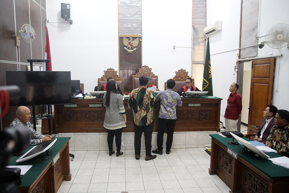 Ketua Majelis Hakim Pengadilan Negeri Jakarta Selatan Djuyamto (tengah) memimpin sidang perdana gugatan terkait keabsahan hasil musyawarah nasional luar biasa (Munaslub) Kamar Dagang dan Industri (Kadin) dengan tergugat Anindya Bakrie di Pengadilan Jakarta Selatan, Jakarta, Kamis (12/12/2024).  (BeritaNasional.com/Oke Atmaja)