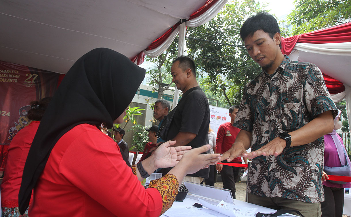 Seorang warga difabel mengikuti simulasi pemungutan suara pemilihan Gubernur dan Wakil Gubernur Provinsi DKI Jakarta 2024 di Kantor Kelurahan Gambir, Jakarta, Minggu (17/11/2024). (BeritaNasional.com/Oke Atmaja)