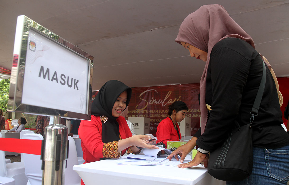 Seorang warga difabel mengikuti simulasi pemungutan suara pemilihan Gubernur dan Wakil Gubernur Provinsi DKI Jakarta 2024 di Kantor Kelurahan Gambir, Jakarta, Minggu (17/11/2024). (BeritaNasional.com/Oke Atmaja)