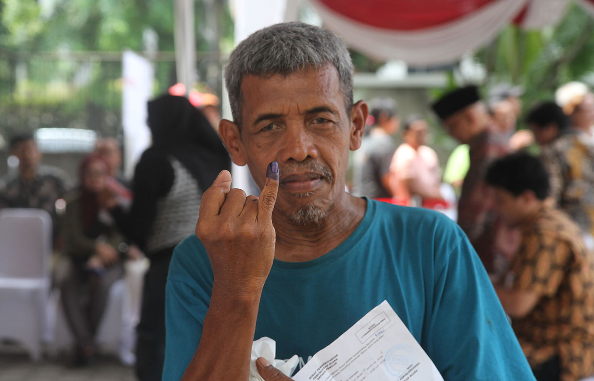 Seorang warga difabel mengikuti simulasi pemungutan suara pemilihan Gubernur dan Wakil Gubernur Provinsi DKI Jakarta 2024 di Kantor Kelurahan Gambir, Jakarta, Minggu (17/11/2024). (BeritaNasional.com/Oke Atmaja)