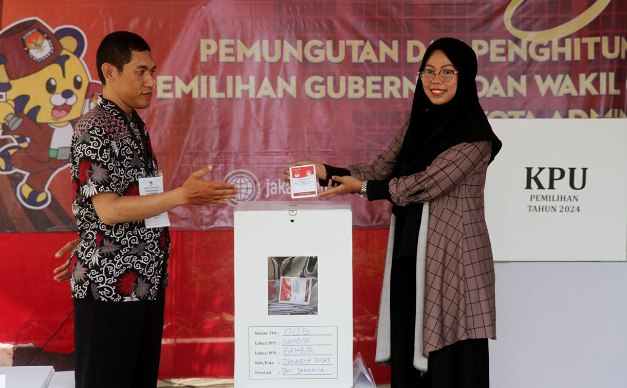 Seorang warga difabel mengikuti simulasi pemungutan suara pemilihan Gubernur dan Wakil Gubernur Provinsi DKI Jakarta 2024 di Kantor Kelurahan Gambir, Jakarta, Minggu (17/11/2024). (BeritaNasional.com/Oke Atmaja)