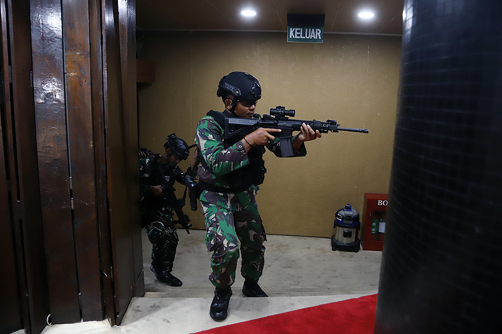 TNI melakukan simulasi pengamanan VVIP persiapan sidang paripurna pelantikan Presiden dan Wakil Presiden. (BeritaNasional/Elvis Sendouw)