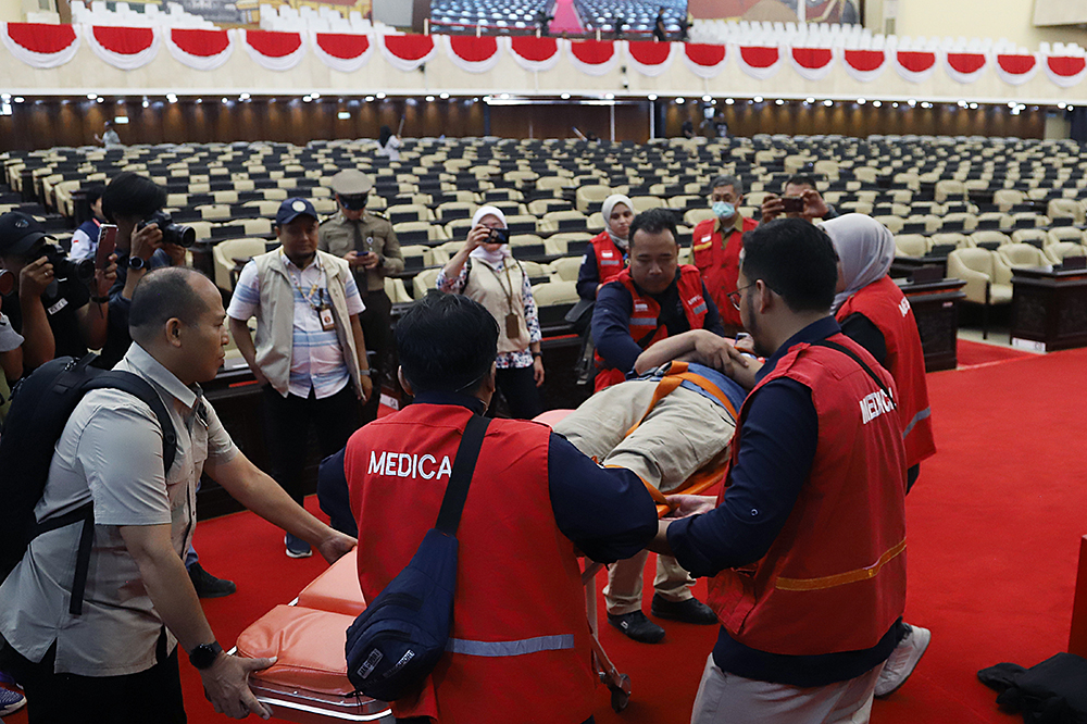 Tim Medis dari Rumah Sakit Pertamina Pusat (RSPP), melakukan simulasi penanganan Kesehatan dalam pelantikan Presiden dan Wakil Presiden. (BeritaNasional/Elvis Sendouw)