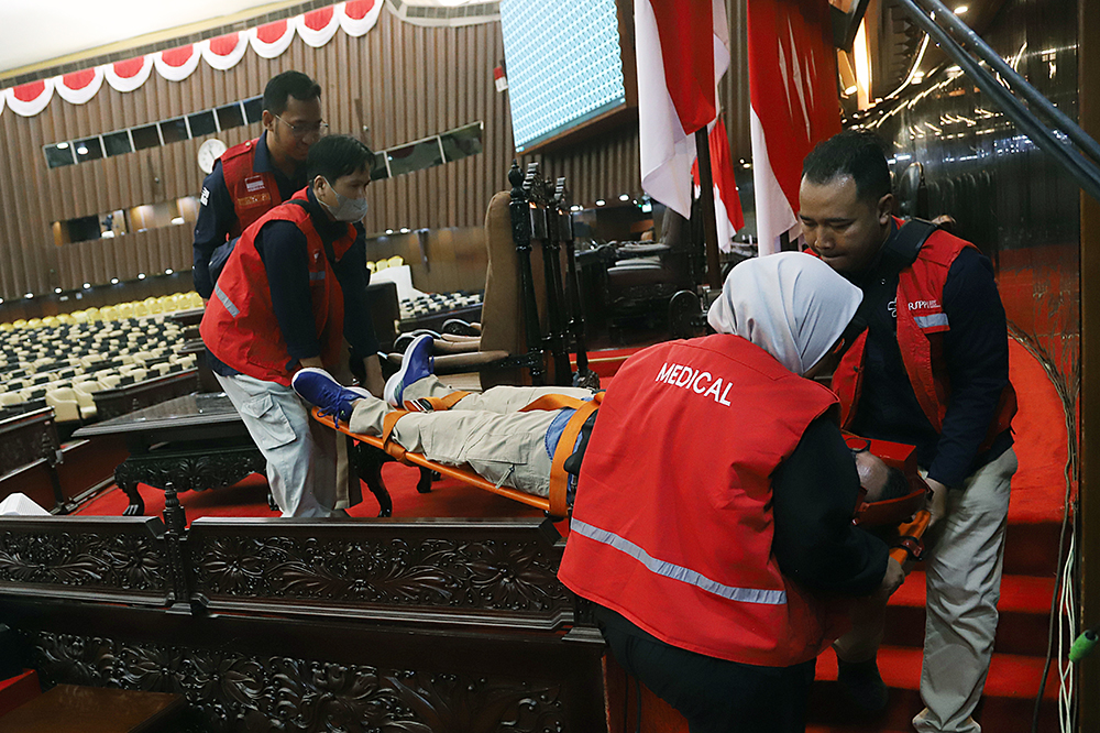 Tim Medis dari Rumah Sakit Pertamina Pusat (RSPP), melakukan simulasi penanganan Kesehatan dalam pelantikan Presiden dan Wakil Presiden. (BeritaNasional/Elvis Sendouw)