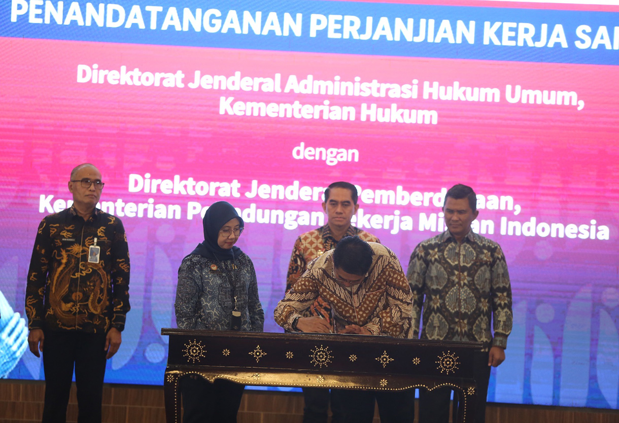 Menteri Hukum Supratman Andi Agtas (ketiga kiri) bersama Menteri Perlindungan Pekerja Migran Indonesia Mukhtarudin (ketiga kanan), Wakil Menteri Pemberdayaan Perempuan dan Perlindungan Anak Veronica Tan (kedua kiri), Wakil Menteri Hukum Edward Omar Sharif Hiariej (kiri), Wakil Menteri Perlindungan Pekerja Migran Indonesia Christina Aryani (kedua kanan) dan Wakil Duta Besar Australia untuk Indonesia Gita Kamath (kanan) berfoto bersama saat kick off kolaborasi dan kerja sama antar Kementerian di Kementerian Hukum, Jakarta, Kamis (23 Juli 2026).  (Beritanasional.com/Oke Atmaja)