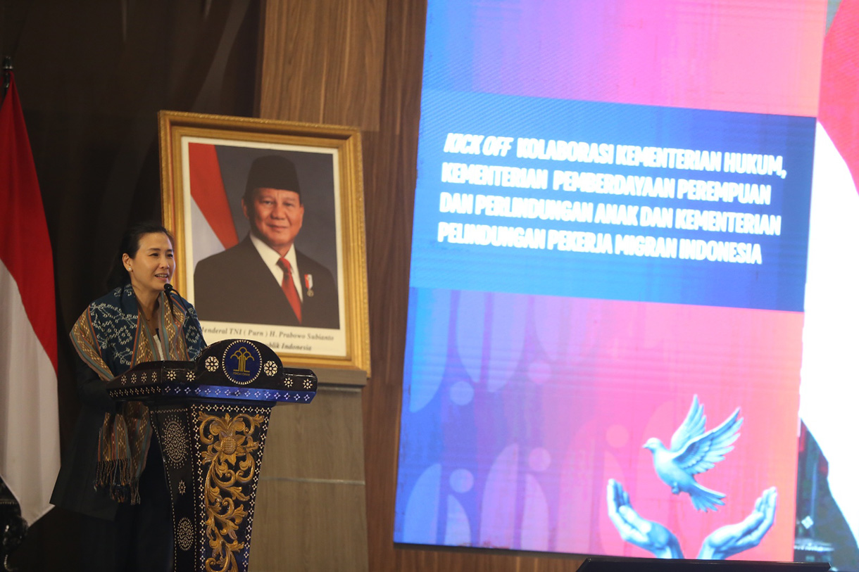 Menteri Hukum Supratman Andi Agtas (ketiga kiri) bersama Menteri Perlindungan Pekerja Migran Indonesia Mukhtarudin (ketiga kanan), Wakil Menteri Pemberdayaan Perempuan dan Perlindungan Anak Veronica Tan (kedua kiri), Wakil Menteri Hukum Edward Omar Sharif Hiariej (kiri), Wakil Menteri Perlindungan Pekerja Migran Indonesia Christina Aryani (kedua kanan) dan Wakil Duta Besar Australia untuk Indonesia Gita Kamath (kanan) berfoto bersama saat kick off kolaborasi dan kerja sama antar Kementerian di Kementerian Hukum, Jakarta, Kamis (23 Juli 2026).  (Beritanasional.com/Oke Atmaja)