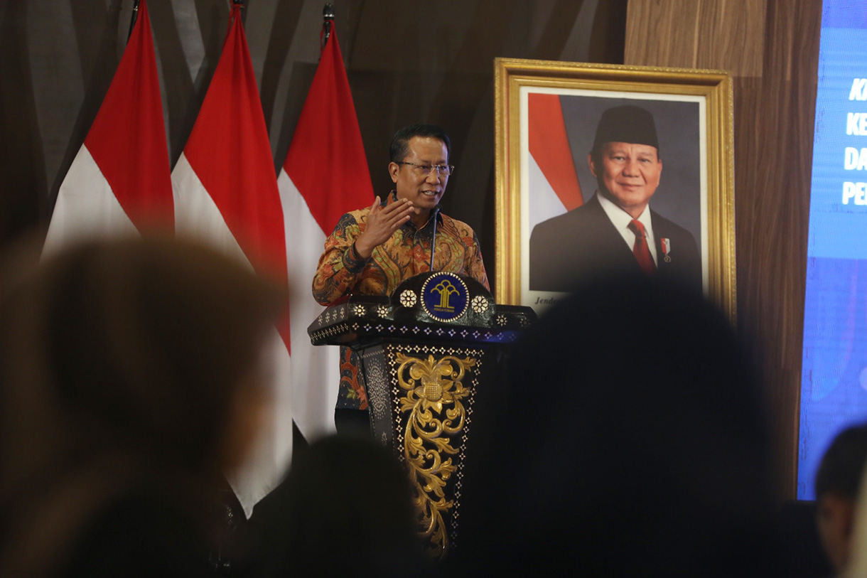 Menteri Hukum Supratman Andi Agtas (ketiga kiri) bersama Menteri Perlindungan Pekerja Migran Indonesia Mukhtarudin (ketiga kanan), Wakil Menteri Pemberdayaan Perempuan dan Perlindungan Anak Veronica Tan (kedua kiri), Wakil Menteri Hukum Edward Omar Sharif Hiariej (kiri), Wakil Menteri Perlindungan Pekerja Migran Indonesia Christina Aryani (kedua kanan) dan Wakil Duta Besar Australia untuk Indonesia Gita Kamath (kanan) berfoto bersama saat kick off kolaborasi dan kerja sama antar Kementerian di Kementerian Hukum, Jakarta, Kamis (23 Juli 2026).  (Beritanasional.com/Oke Atmaja)