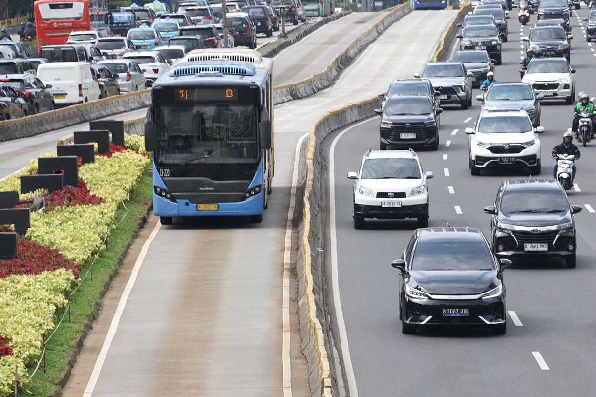 Bus Transjakarta melintas di halte Bundaran HI, Jakarta, Minggu (14/9/2025).  (Beritanasional.com/Oke Atmaja)