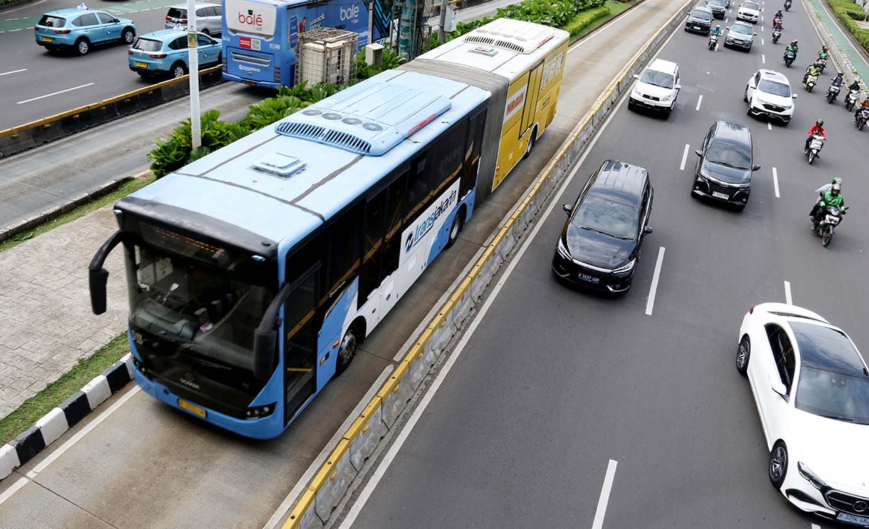 Bus Transjakarta melintas di halte Bundaran HI, Jakarta, Minggu (14/9/2025).  (Beritanasional.com/Oke Atmaja)