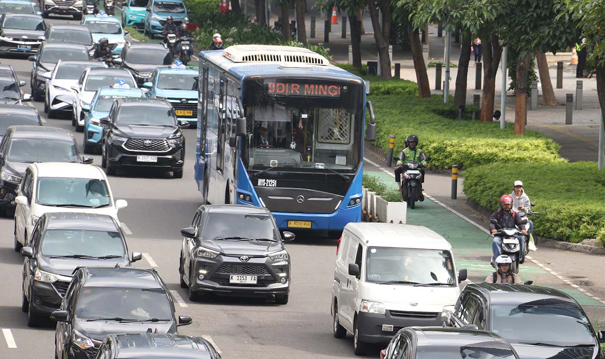 Bus Transjakarta melintas di halte Bundaran HI, Jakarta, Minggu (14/9/2025).  (Beritanasional.com/Oke Atmaja)