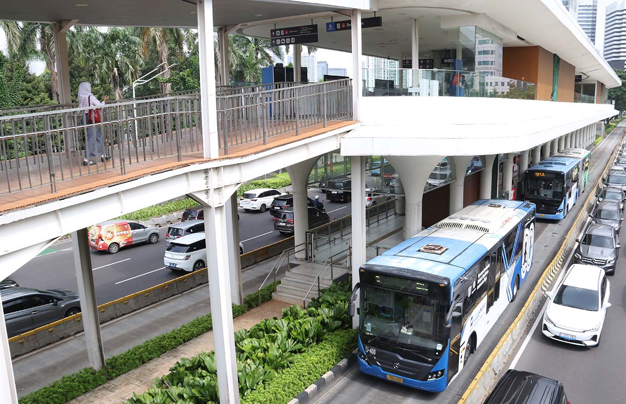 Bus Transjakarta melintas di halte Bundaran HI, Jakarta, Minggu (14/9/2025).  (Beritanasional.com/Oke Atmaja)