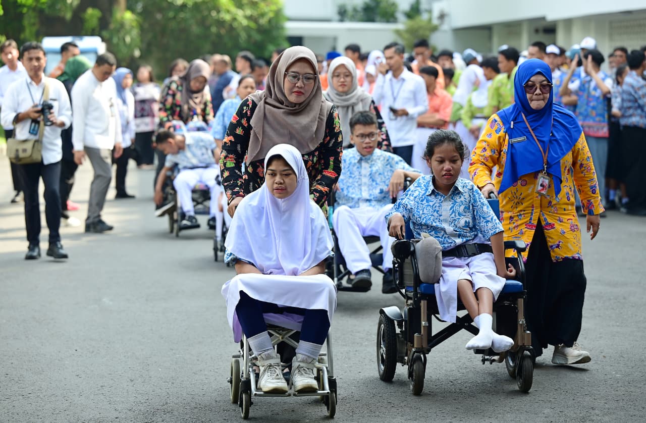 Para siswa disabilitas mengunjungi Kompleks Istana Kepresidenan, Jakarta, Kamis (16/7/2026). (Biropers)