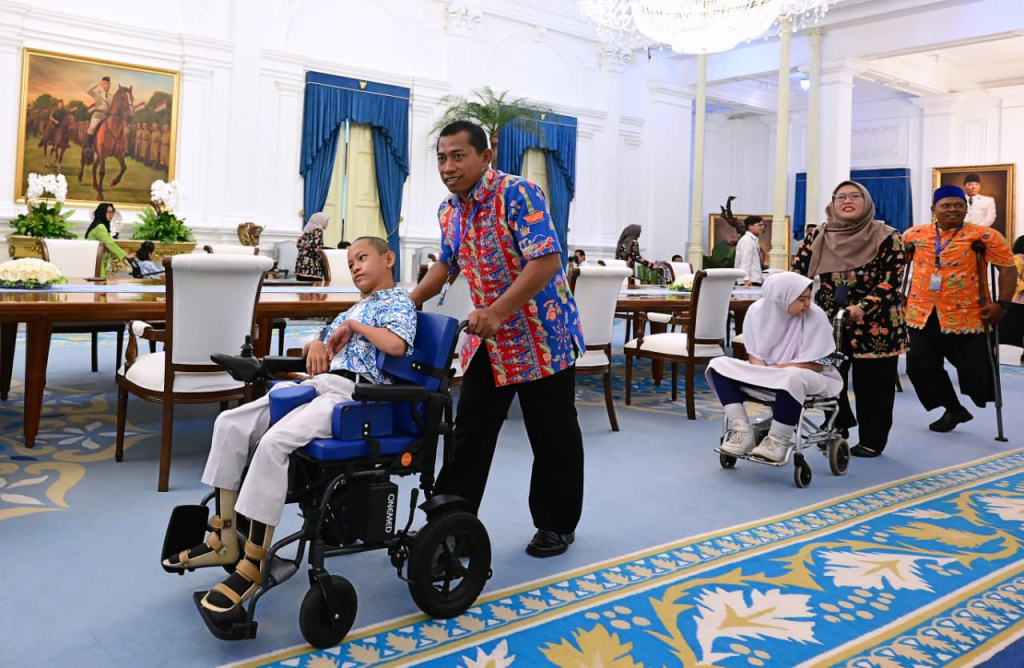 Para siswa disabilitas mengunjungi Kompleks Istana Kepresidenan, Jakarta, Kamis (16/7/2026). (Biropers)