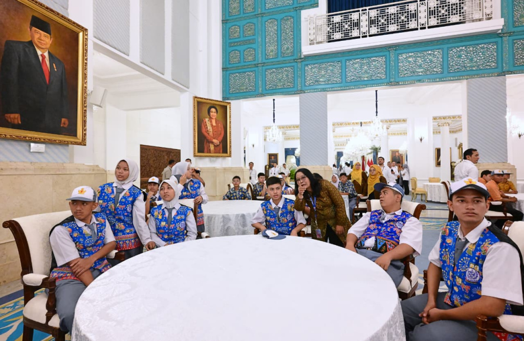 Para siswa disabilitas mengunjungi Kompleks Istana Kepresidenan, Jakarta, Kamis (16/7/2026). (Biropers)