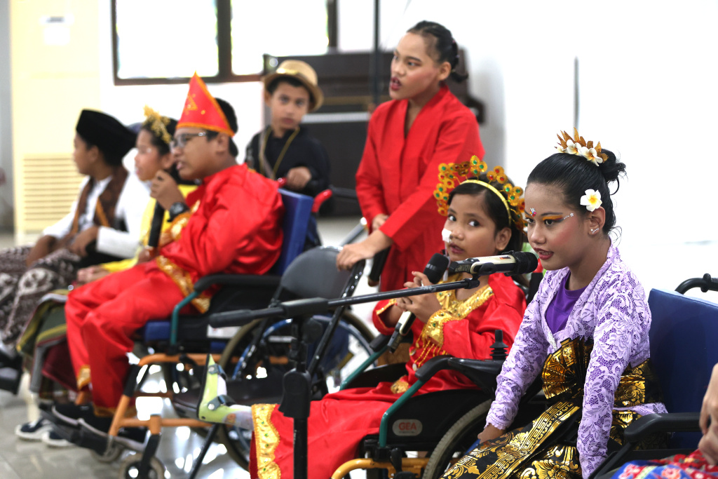 Siswa berkebutuhan khusus saat tampil pada lomba peragaan busana  memperingati hari kartini di sekolah Yayasan Pembinaan Anak Cacat (YPAC) Jakarta, Selasa (21/4/2026). (Beritanasional.com/Oke Atmaja)