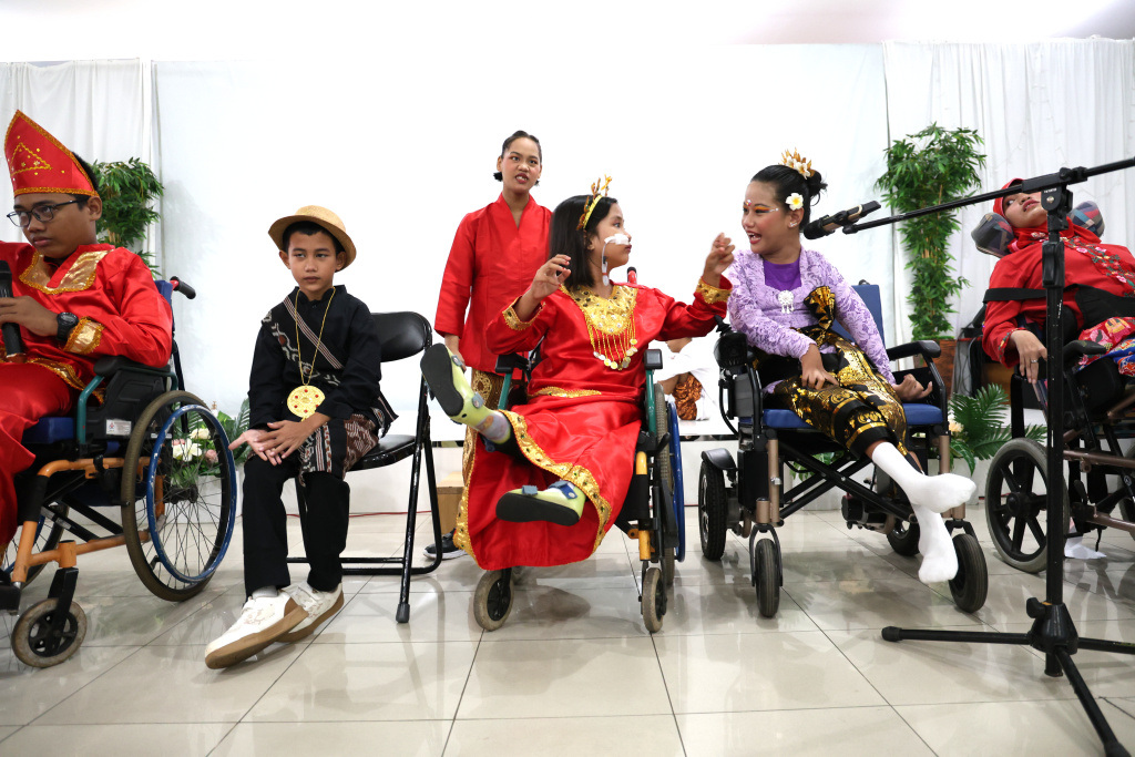 Siswa berkebutuhan khusus saat tampil pada lomba peragaan busana  memperingati hari kartini di sekolah Yayasan Pembinaan Anak Cacat (YPAC) Jakarta, Selasa (21/4/2026). (Beritanasional.com/Oke Atmaja)