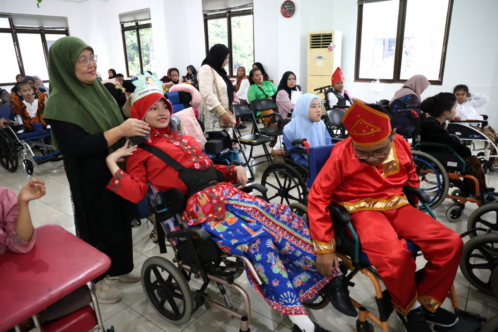 Siswa berkebutuhan khusus saat tampil pada lomba peragaan busana  memperingati hari kartini di sekolah Yayasan Pembinaan Anak Cacat (YPAC) Jakarta, Selasa (21/4/2026). (Beritanasional.com/Oke Atmaja)