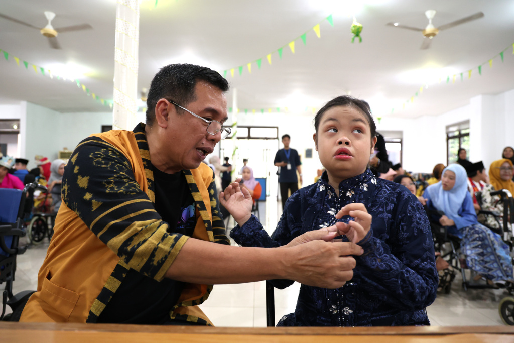 Siswa berkebutuhan khusus saat tampil pada lomba peragaan busana  memperingati hari kartini di sekolah Yayasan Pembinaan Anak Cacat (YPAC) Jakarta, Selasa (21/4/2026). (Beritanasional.com/Oke Atmaja)