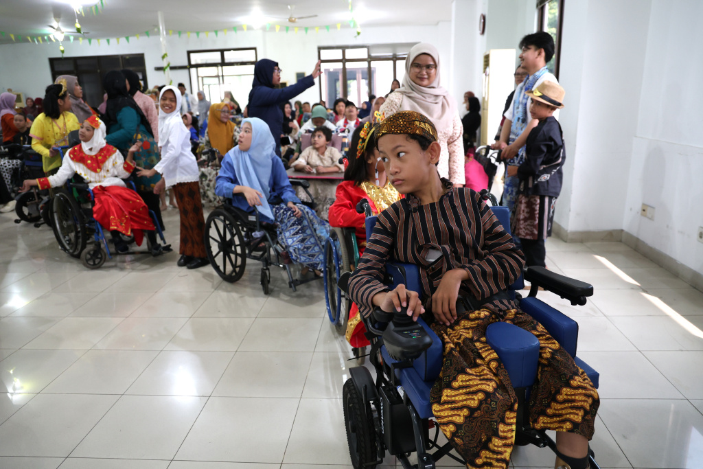 Siswa berkebutuhan khusus saat tampil pada lomba peragaan busana  memperingati hari kartini di sekolah Yayasan Pembinaan Anak Cacat (YPAC) Jakarta, Selasa (21/4/2026). (Beritanasional.com/Oke Atmaja)