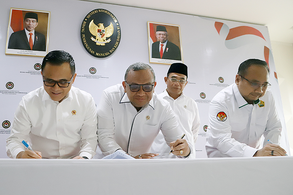 Penandatanganan Surat Keputusan Bersama (SKB) Tiga Menteri soal libur nasional dan cuti bersama tahun 2025. (BeritaNasional/Elvis Sendouw)