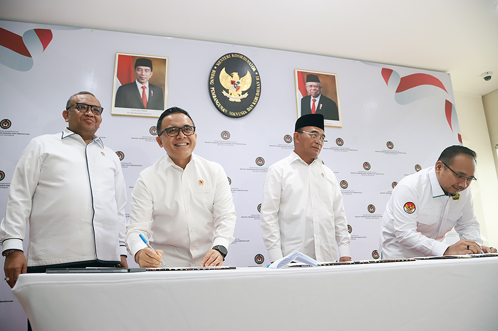 Penandatanganan Surat Keputusan Bersama (SKB) Tiga Menteri soal libur nasional dan cuti bersama tahun 2025. (BeritaNasional/Elvis Sendouw)