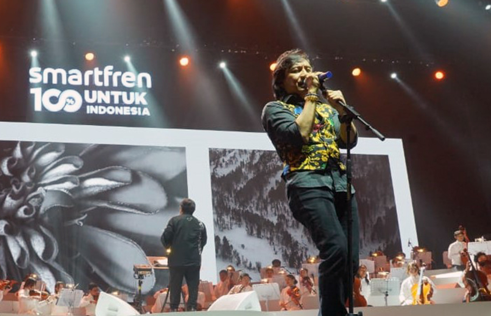 Sejumlah artis musisi papan atas Indonesia menghibur penonton saat di konser Smartfren Malam 100 Cinta di JIEXPO Convention Centre & Theatre. (BeritaNasional/Elvis Sendouw)