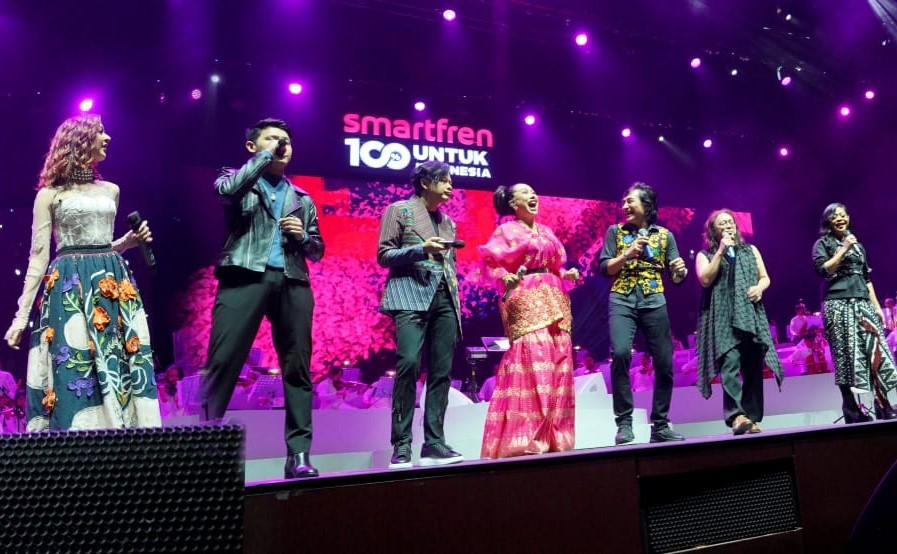 Sejumlah artis musisi papan atas Indonesia menghibur penonton saat di konser Smartfren Malam 100 Cinta di JIEXPO Convention Centre & Theatre. (BeritaNasional/Elvis Sendouw)