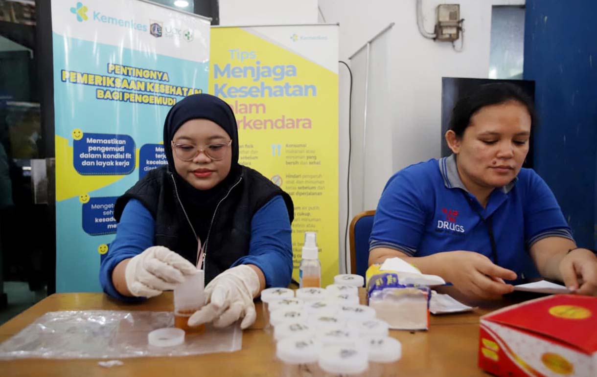 Petugas Badan Narkotika Nasional (BNN) Provinsi DKI Jakarta memeriksa urine sopir bus jelang arus mudik 2026 di Terminal Kampung Rambutan, Jakarta Timur, Rabu (18/3/2026).  (Beritanasional.com/Oke Atmaja)