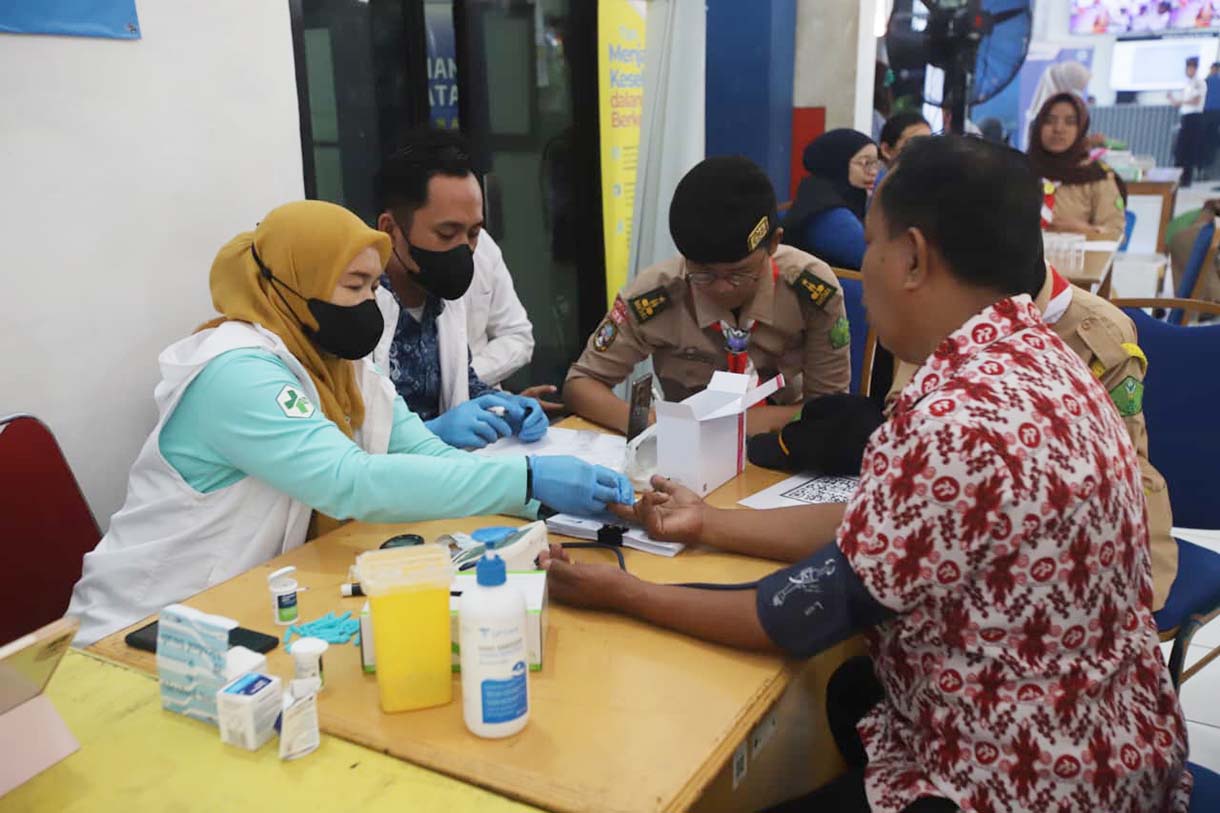 Petugas Badan Narkotika Nasional (BNN) Provinsi DKI Jakarta memeriksa urine sopir bus jelang arus mudik 2026 di Terminal Kampung Rambutan, Jakarta Timur, Rabu (18/3/2026).  (Beritanasional.com/Oke Atmaja)