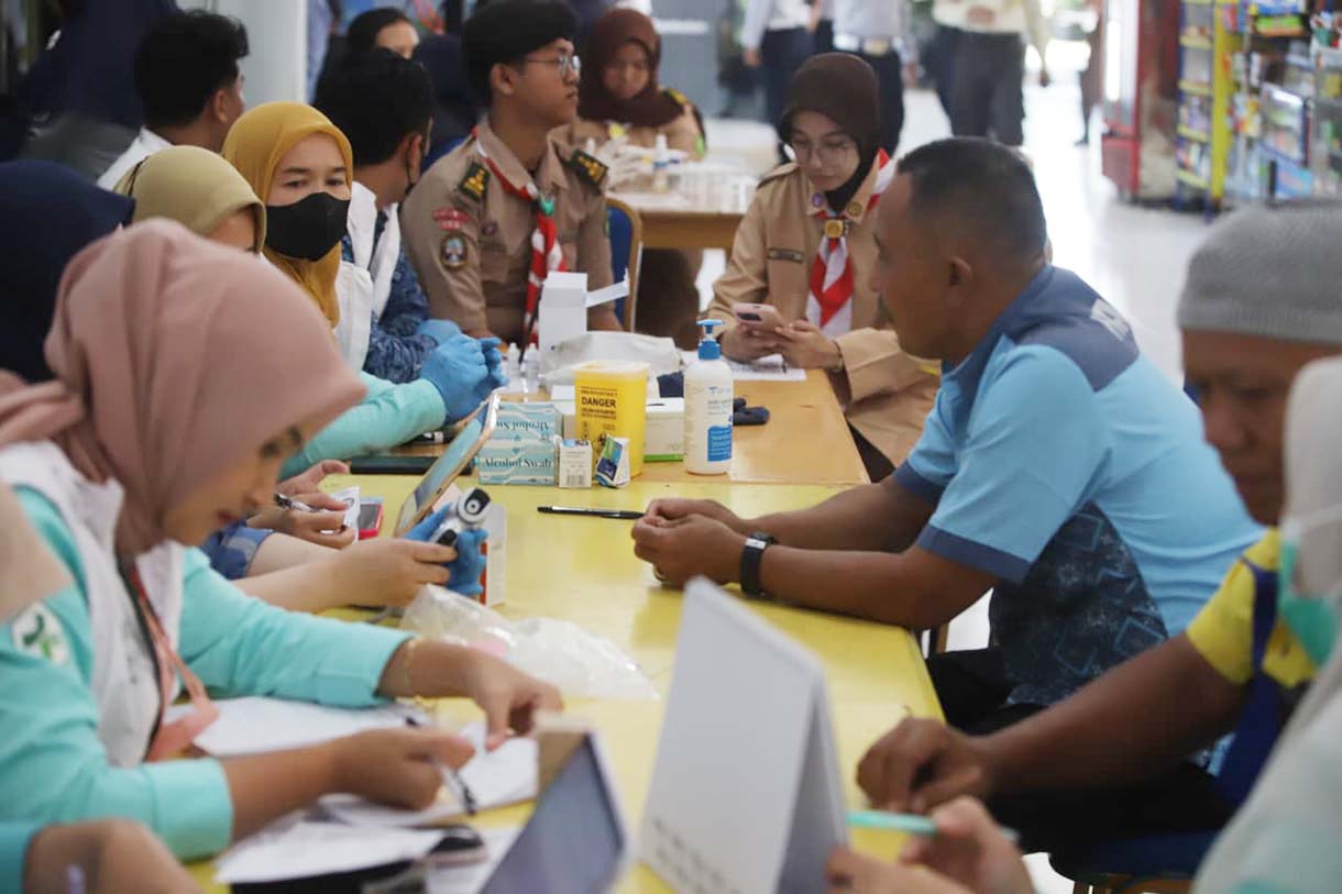 Petugas Badan Narkotika Nasional (BNN) Provinsi DKI Jakarta memeriksa urine sopir bus jelang arus mudik 2026 di Terminal Kampung Rambutan, Jakarta Timur, Rabu (18/3/2026).  (Beritanasional.com/Oke Atmaja)