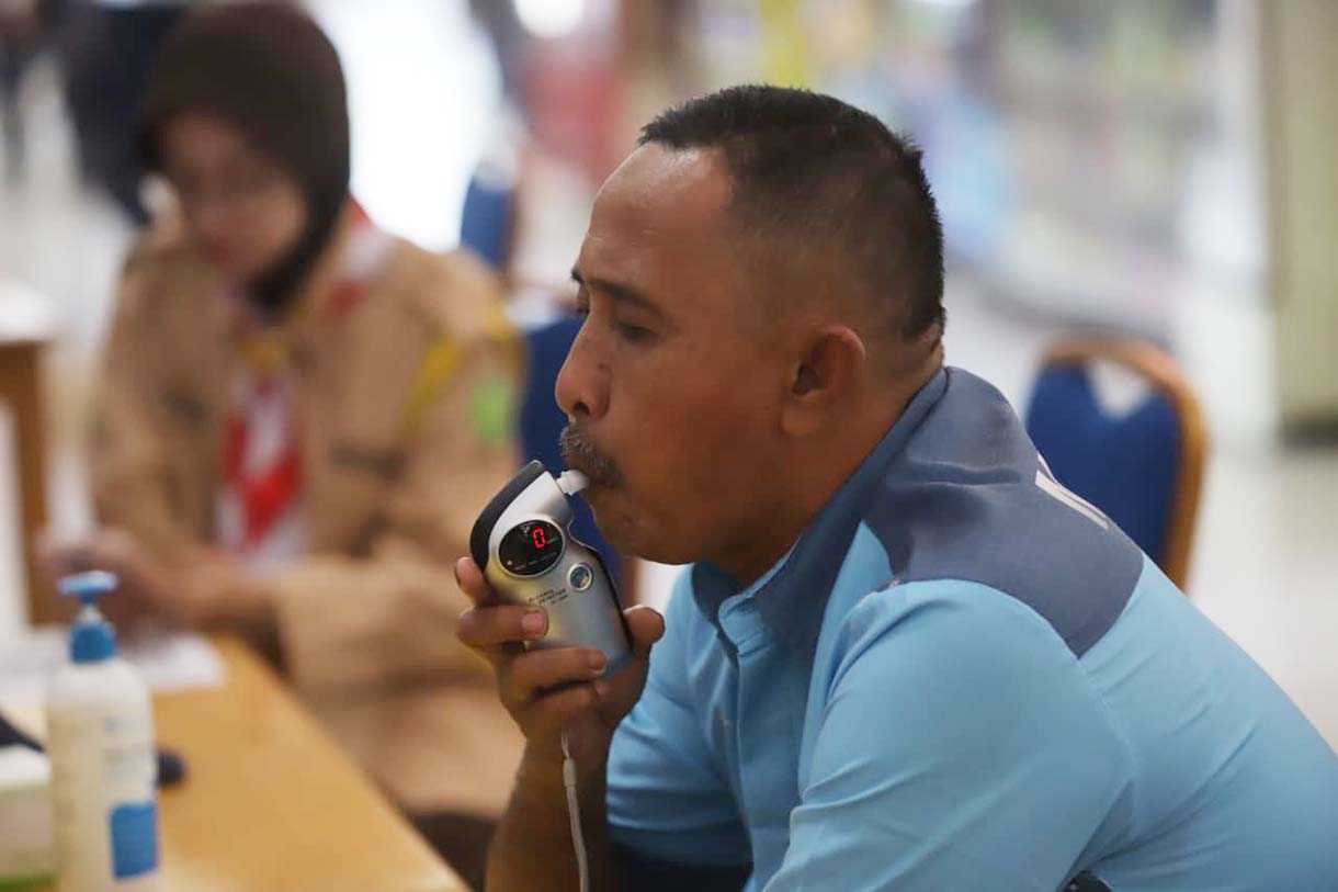 Petugas Badan Narkotika Nasional (BNN) Provinsi DKI Jakarta memeriksa urine sopir bus jelang arus mudik 2026 di Terminal Kampung Rambutan, Jakarta Timur, Rabu (18/3/2026).  (Beritanasional.com/Oke Atmaja)