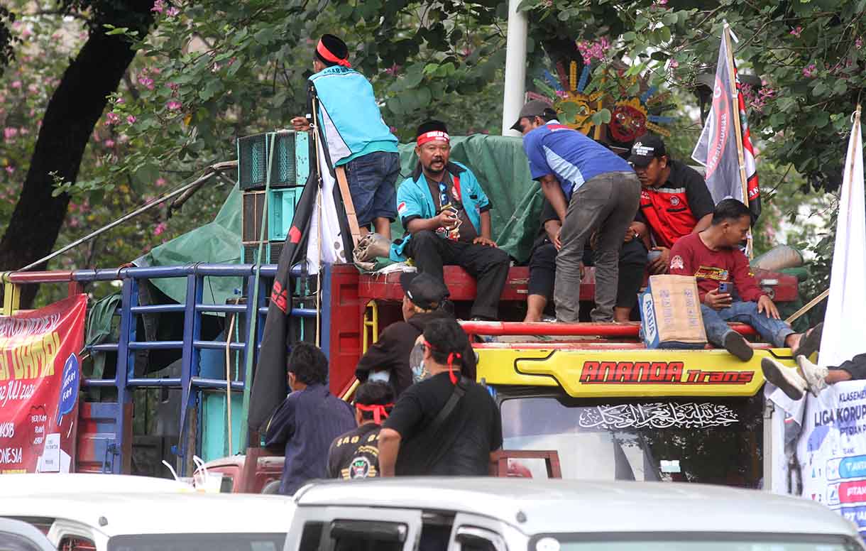 Seorang peserta aksi soal nol kelebihan muatan atau zero over dimensi over loading (ODOL) berorasi di Jalan Medan Merdeka Selatan, Jakarta, Rabu (2/7/2025). (Beritanasional.com/Oke Atmaja)