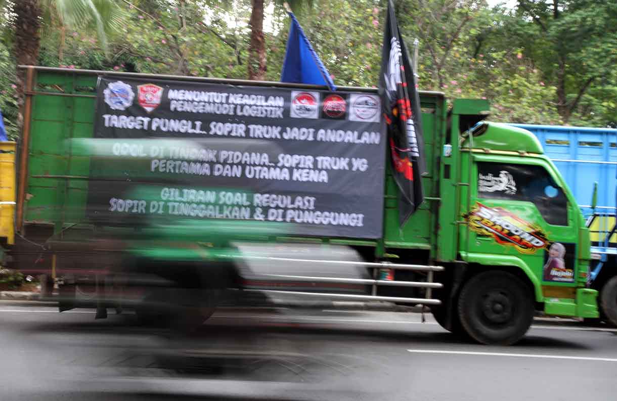 Seorang peserta aksi soal nol kelebihan muatan atau zero over dimensi over loading (ODOL) berorasi di Jalan Medan Merdeka Selatan, Jakarta, Rabu (2/7/2025). (Beritanasional.com/Oke Atmaja)