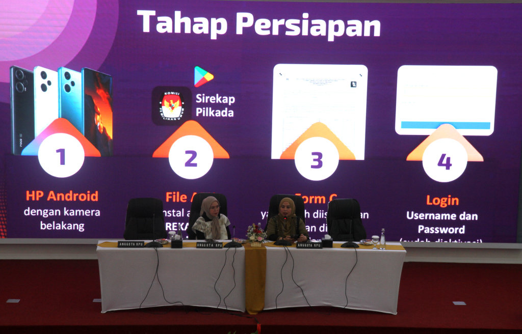 Petugas menggunakan aplikasi Sistem Informasi Rekapitulasi (Sirekap) mobile saat sosialisasi di Gedung KPU, Jakarta, Kamis (7/11/2024).  (BeritaNasional.com/Oke Atmaja)