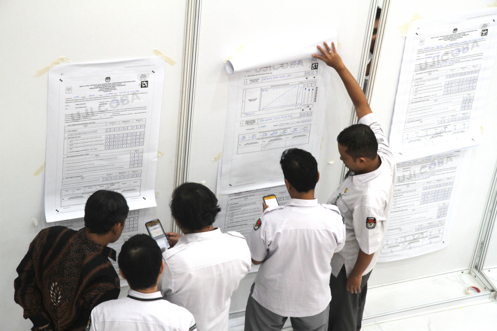 Petugas menggunakan aplikasi Sistem Informasi Rekapitulasi (Sirekap) mobile saat sosialisasi di Gedung KPU, Jakarta, Kamis (7/11/2024).  (BeritaNasional.com/Oke Atmaja)