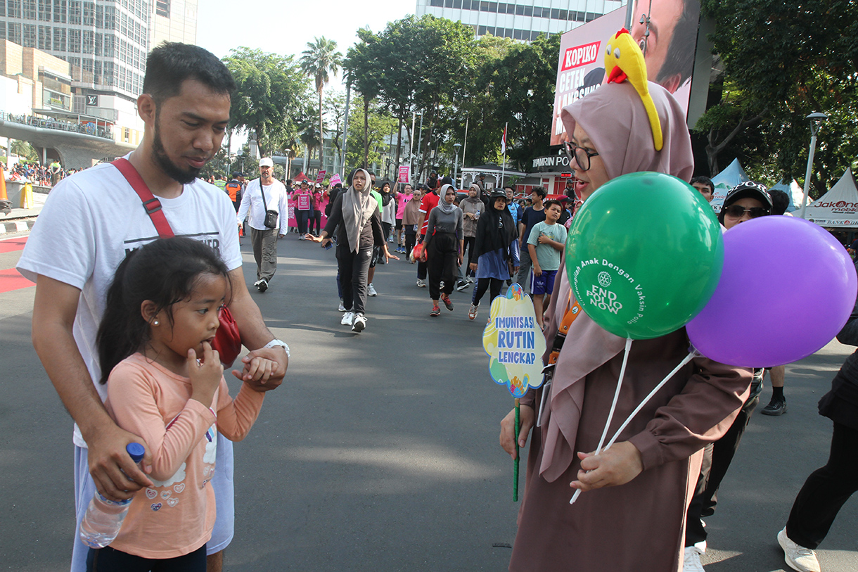 Tenaga kesehatan dari Puskesmas Menteng menggelar posko imunisasi Polio saat CFD di kawasan Bundaran HI, Jakarta, Minggu (8/9/2024). (BeritaNasional.com/ Oke Atmaja)