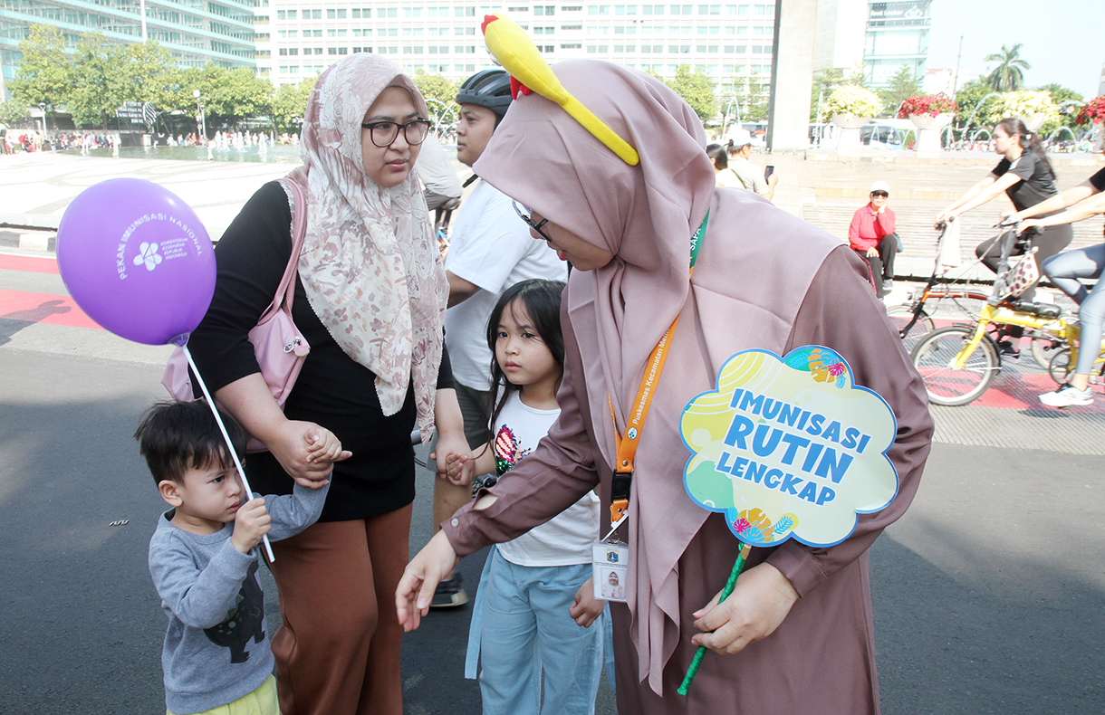 Tenaga kesehatan dari Puskesmas Menteng menggelar posko imunisasi Polio saat CFD di kawasan Bundaran HI, Jakarta, Minggu (8/9/2024). (BeritaNasional.com/ Oke Atmaja)