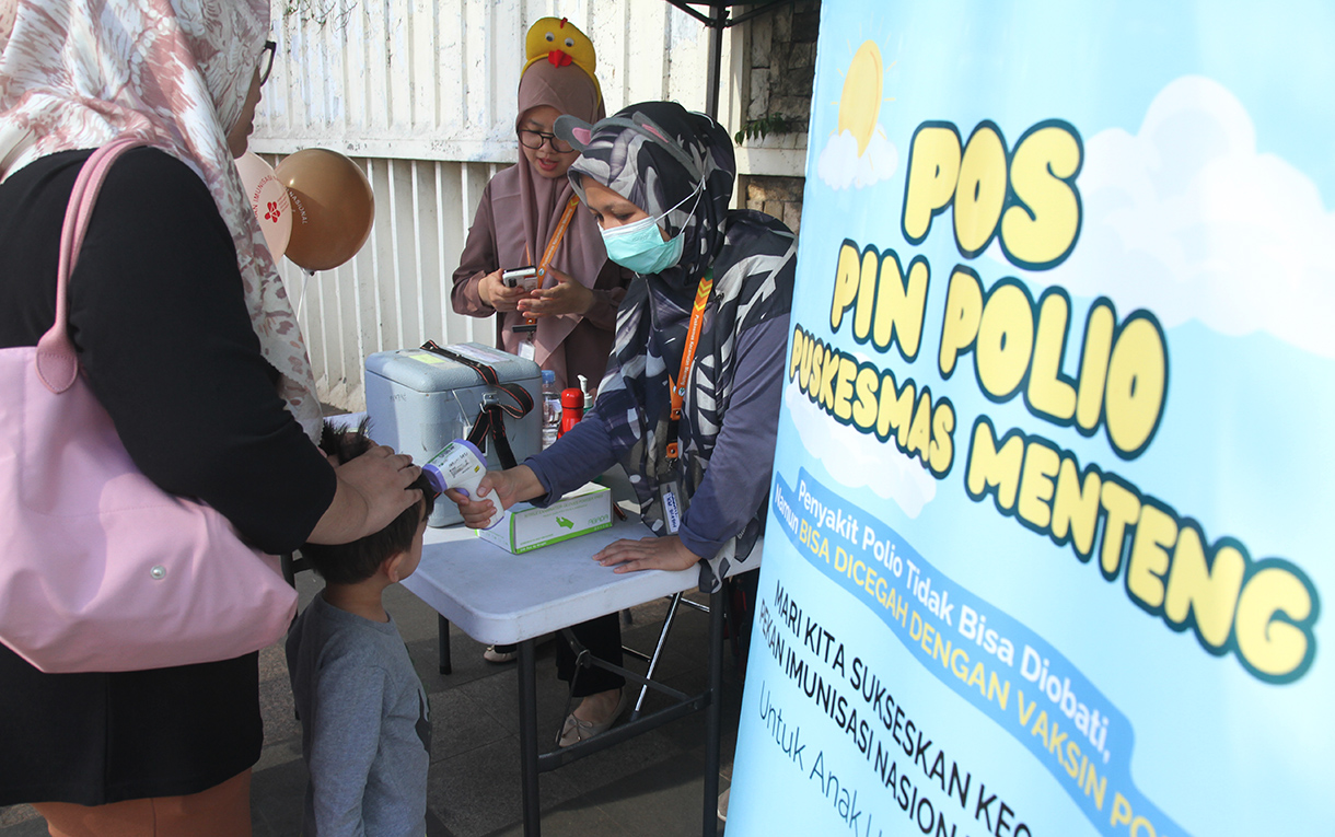 Tenaga kesehatan dari Puskesmas Menteng menggelar posko imunisasi Polio saat CFD di kawasan Bundaran HI, Jakarta, Minggu (8/9/2024). (BeritaNasional.com/ Oke Atmaja)