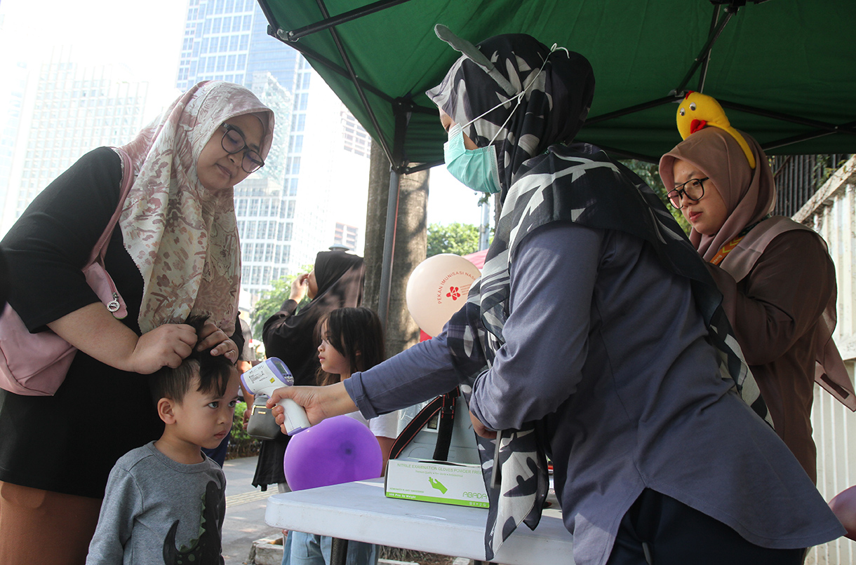 Tenaga kesehatan dari Puskesmas Menteng menggelar posko imunisasi Polio saat CFD di kawasan Bundaran HI, Jakarta, Minggu (8/9/2024). (BeritaNasional.com/ Oke Atmaja)