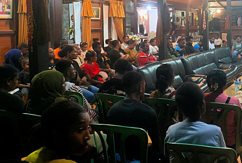 Tawuran Antarwarga Pecah di Manggarai Aksi tawuran antar-warga kembali pecah di kawasan Manggarai, Jakarta Selatan, Selasa(6/5/2025). (Beritanasional.com/Oke Atmaja)