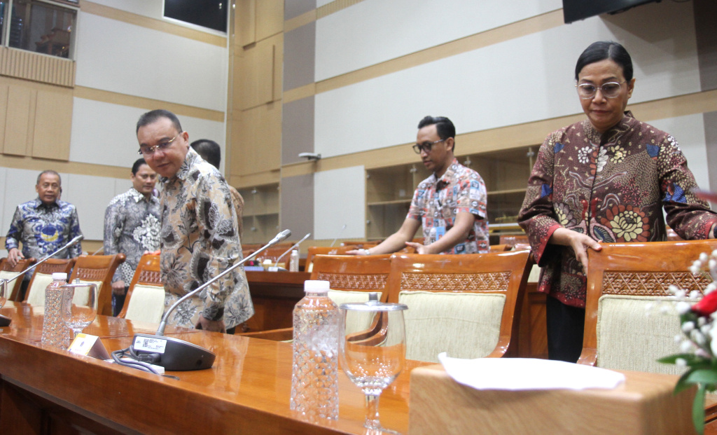 Menteri Keuangan Sri Mulyani Indrawati memberikan keterangan pers terkait efisiensi anggaran di lingkungan Kementerian/Lembaga di Komisi III DPR, Kompleks Parlemen, Senayan, Jakarta, Jumat (14/2/2025). (Berita Nasional.com/Oke Atmaja)