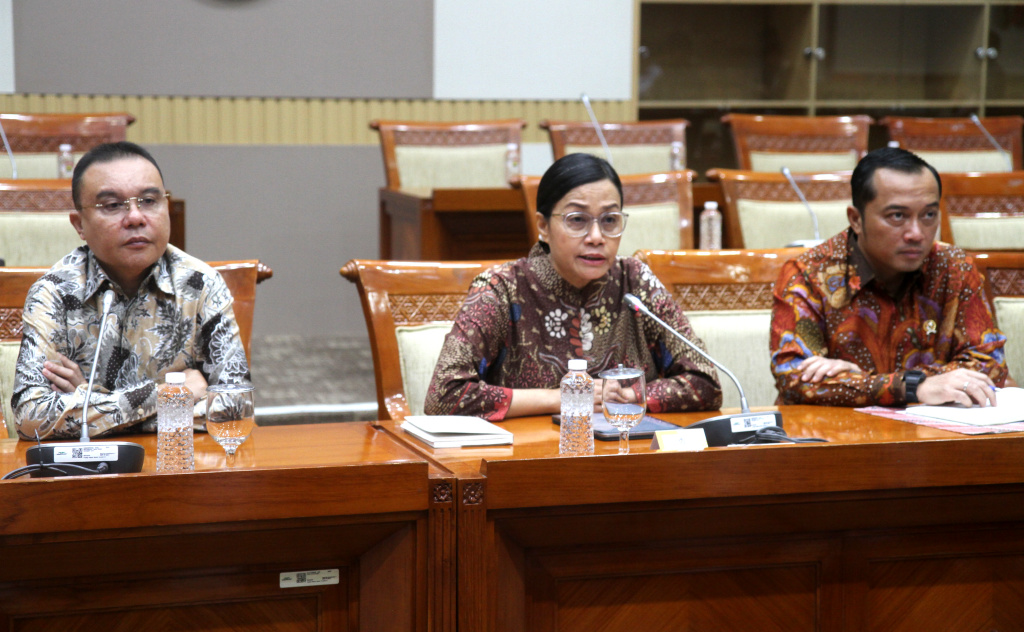 Menteri Keuangan Sri Mulyani Indrawati memberikan keterangan pers terkait efisiensi anggaran di lingkungan Kementerian/Lembaga di Komisi III DPR, Kompleks Parlemen, Senayan, Jakarta, Jumat (14/2/2025). (Berita Nasional.com/Oke Atmaja)