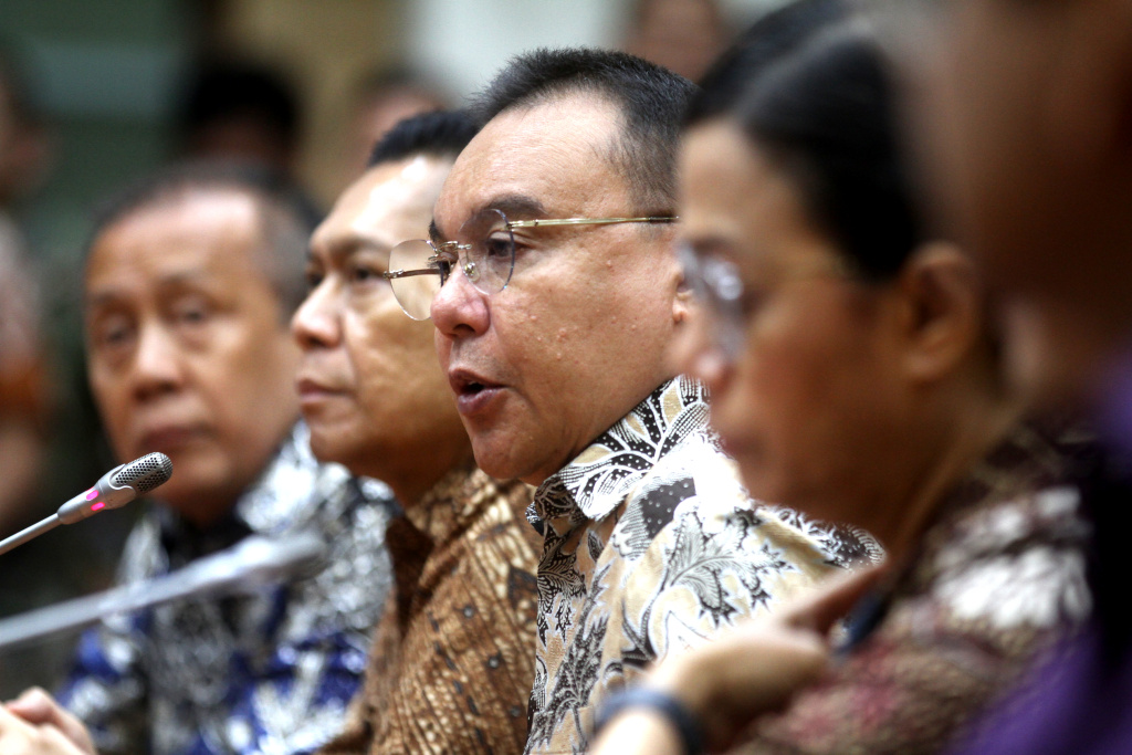 Menteri Keuangan Sri Mulyani Indrawati memberikan keterangan pers terkait efisiensi anggaran di lingkungan Kementerian/Lembaga di Komisi III DPR, Kompleks Parlemen, Senayan, Jakarta, Jumat (14/2/2025). (Berita Nasional.com/Oke Atmaja)