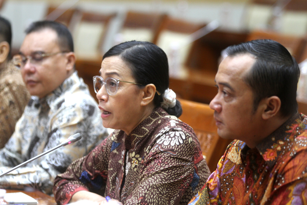 Menteri Keuangan Sri Mulyani Indrawati memberikan keterangan pers terkait efisiensi anggaran di lingkungan Kementerian/Lembaga di Komisi III DPR, Kompleks Parlemen, Senayan, Jakarta, Jumat (14/2/2025). (Berita Nasional.com/Oke Atmaja)