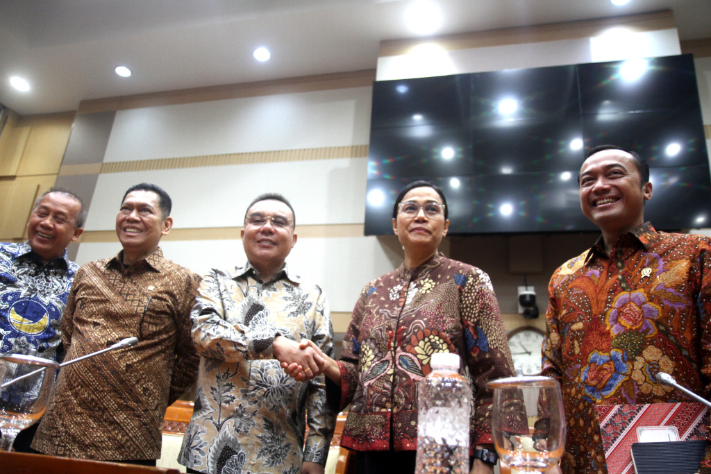 Menteri Keuangan Sri Mulyani Indrawati memberikan keterangan pers terkait efisiensi anggaran di lingkungan Kementerian/Lembaga di Komisi III DPR, Kompleks Parlemen, Senayan, Jakarta, Jumat (14/2/2025). (Berita Nasional.com/Oke Atmaja)