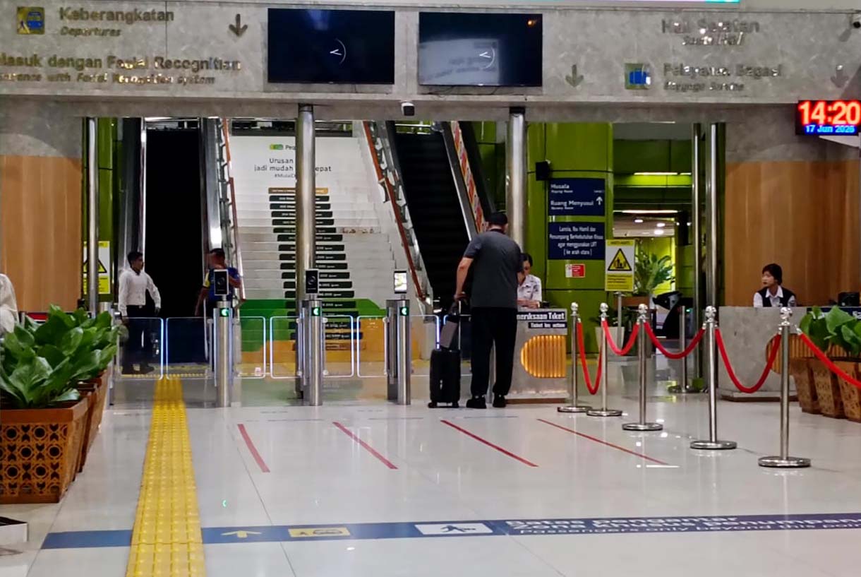 Suasana di Stasiun Gambir, Jakarta, Rabu (17/6/2026).(Beritanasional.com/Oke Atmaja)