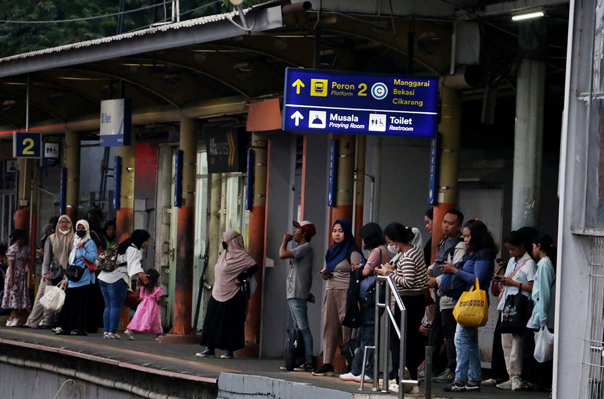 KRL Commuterline berhenti di Stasiun KA Karet yang bersebelahan dengan Stasiun KA BNI City, Jakarta, Sabtu (4/10/2025).   (Beritanasional.com/Oke Atmaja)